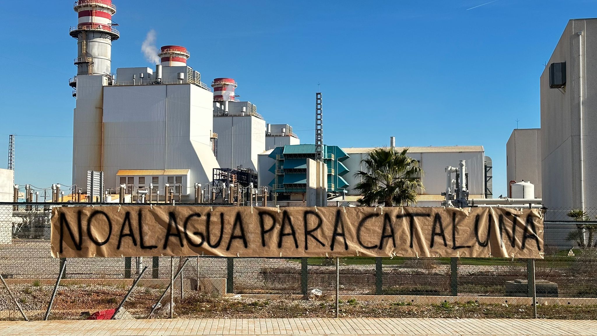 Una pancarta en la desaladora de Sagunt se opone a ayudar a Catalunya con el agua por la sequía