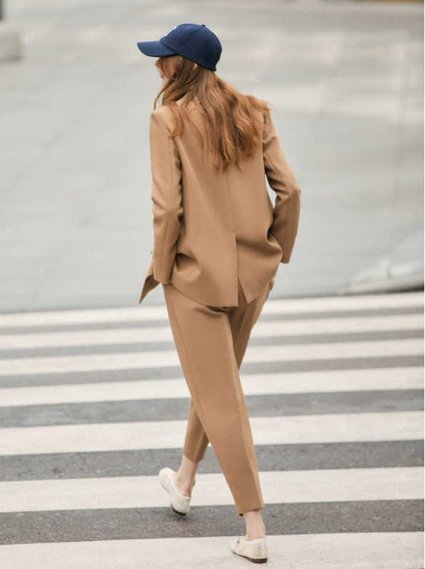 La chaqueta de traje camel microtendencia en 2024 que une a mujeres de todas las generaciones está en Sfera