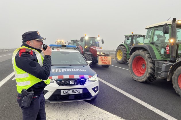protestas tractores marcha lenta agricultores poniendo foto acn