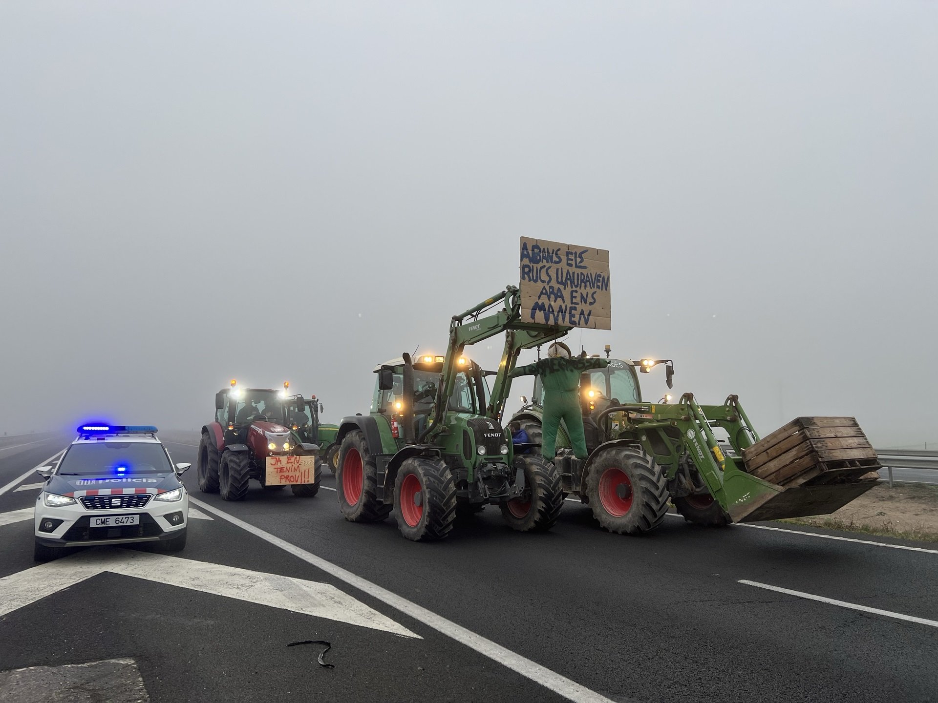 Milers de pagesos i ramaders tallen carreteres catalanes en protesta per la crisi del sector