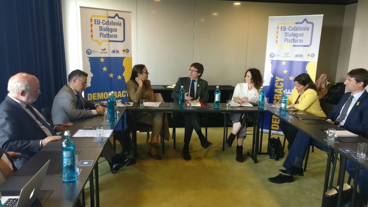 Eurodiputados de la plataforma por el Diálogo se reúnen con Puigdemont en Berlín