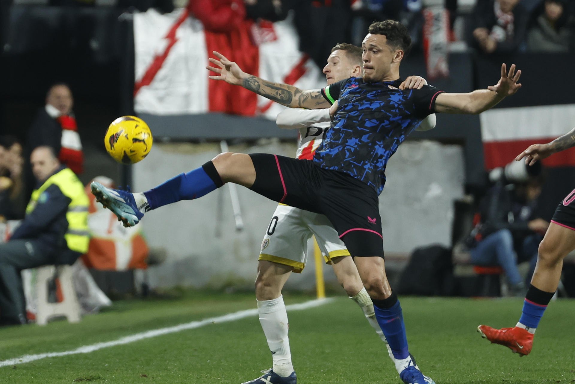 Inadmissible agressió a Lucas Ocampos durant el Rayo-Sevilla: LaLiga denunciarà