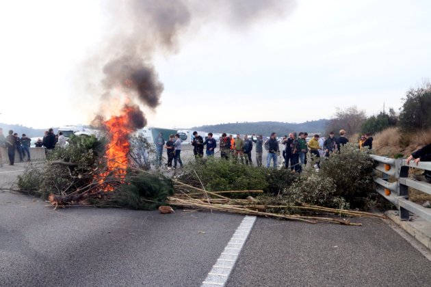 Barricada pagesos AP 7, Girona / ACN