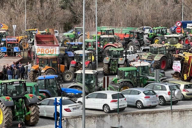Concentracio campesinos tractores frontera Andorra / ACN