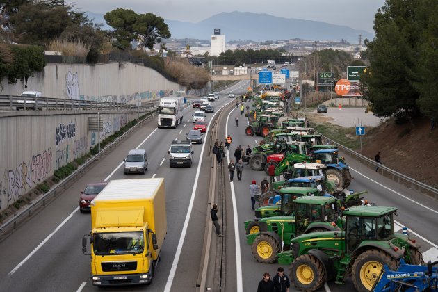 Pagesos tractors tallen C 17 Parets Valles / Europa Press
