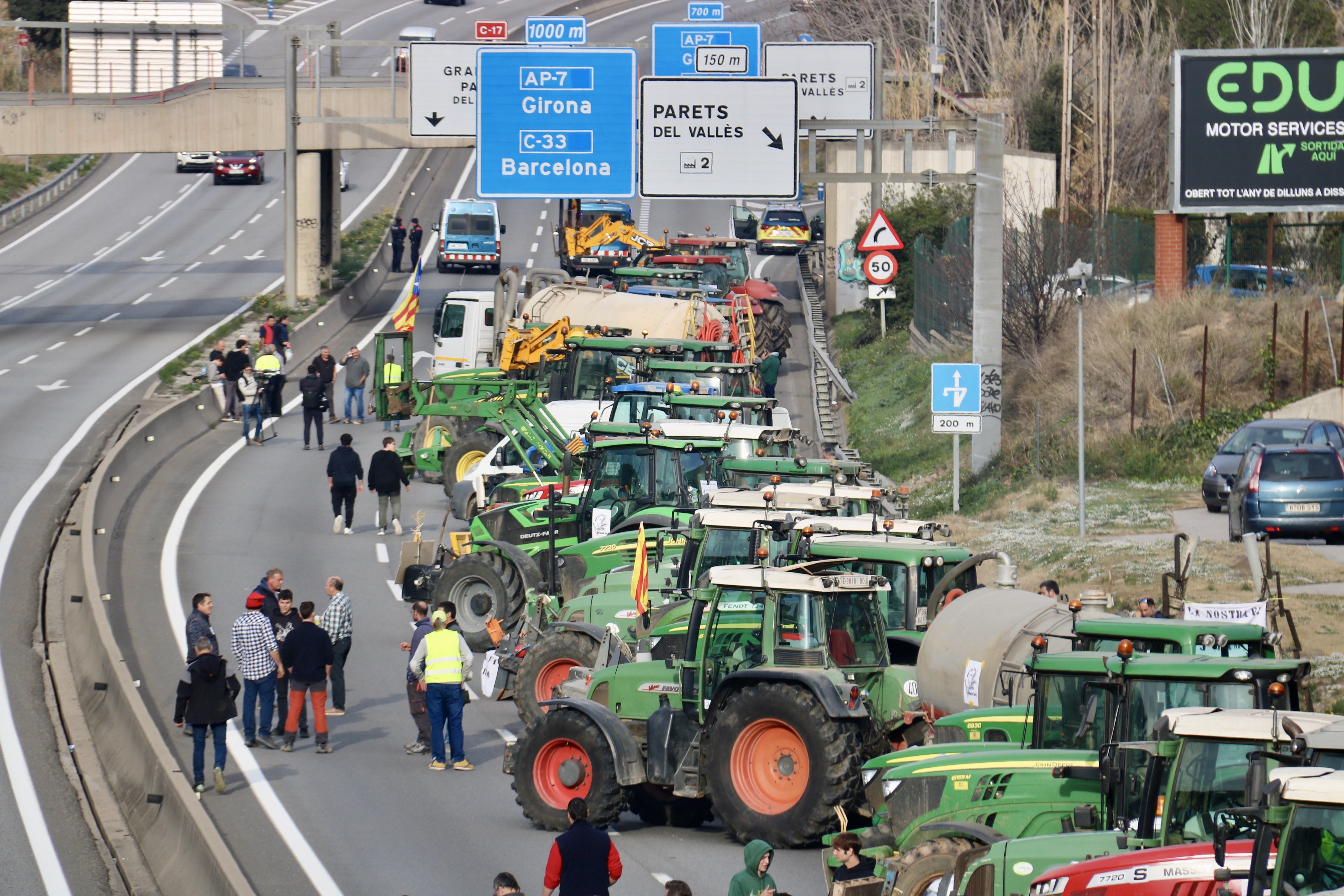 Los agricultores bloquean ya una treintena de carreteras y algunos quieren pasar la noche