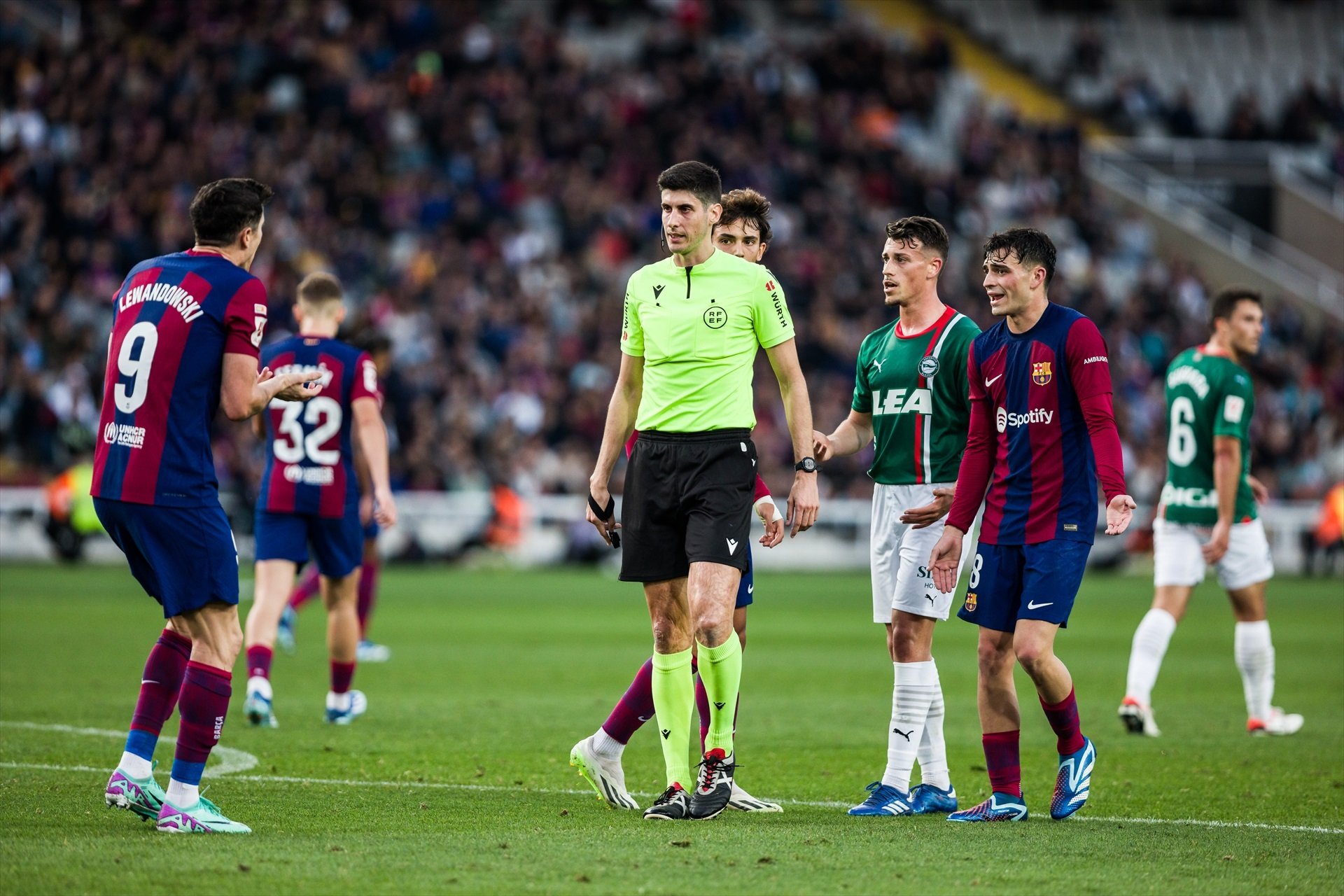 Pedri y Lewandowski protestan una decisión del árbitro durante un Barça - Alavés / Foto: Europa Press