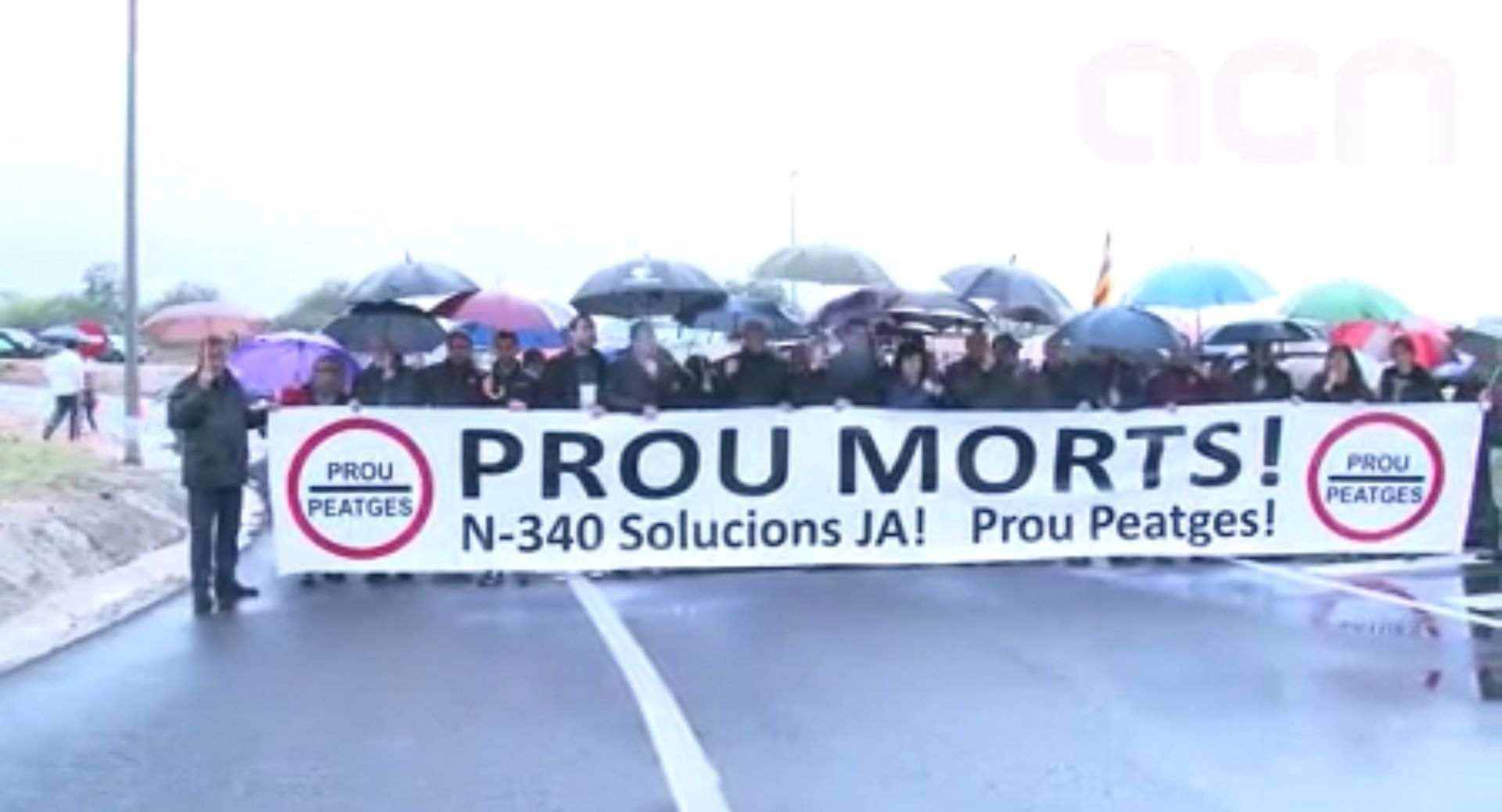 Una protesta pel punt negre de la N-340 talla la circulació en plena operació sortida