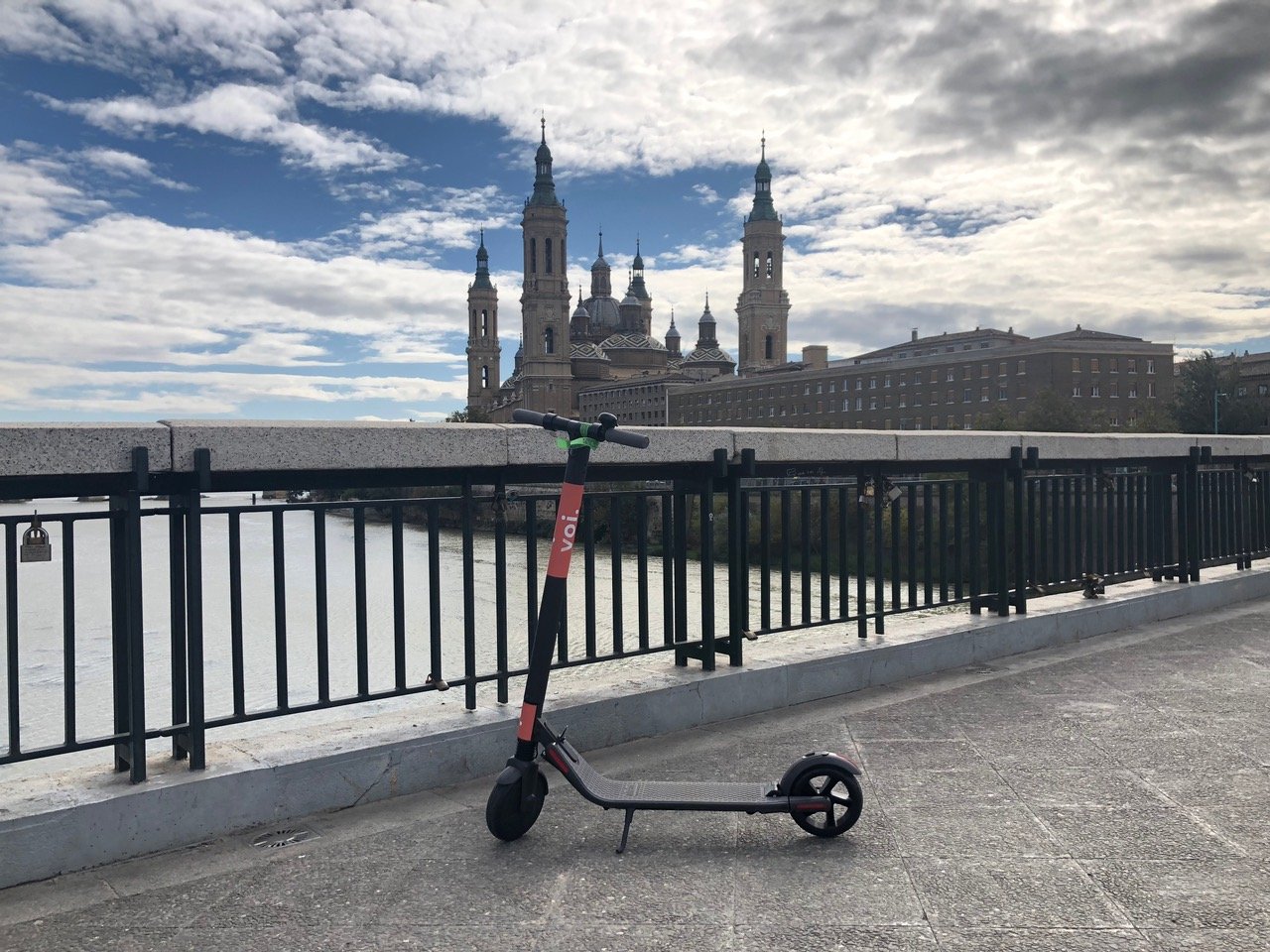 Saragossa obligarà els usuaris de patinets a disposar d'assegurança i utilitzar sempre el casc