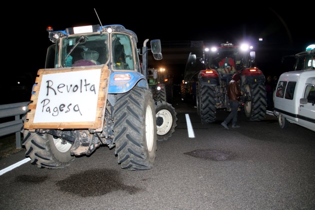 Tractores campesinos levantan corte|trozo AP 2 Montblanc / ACN