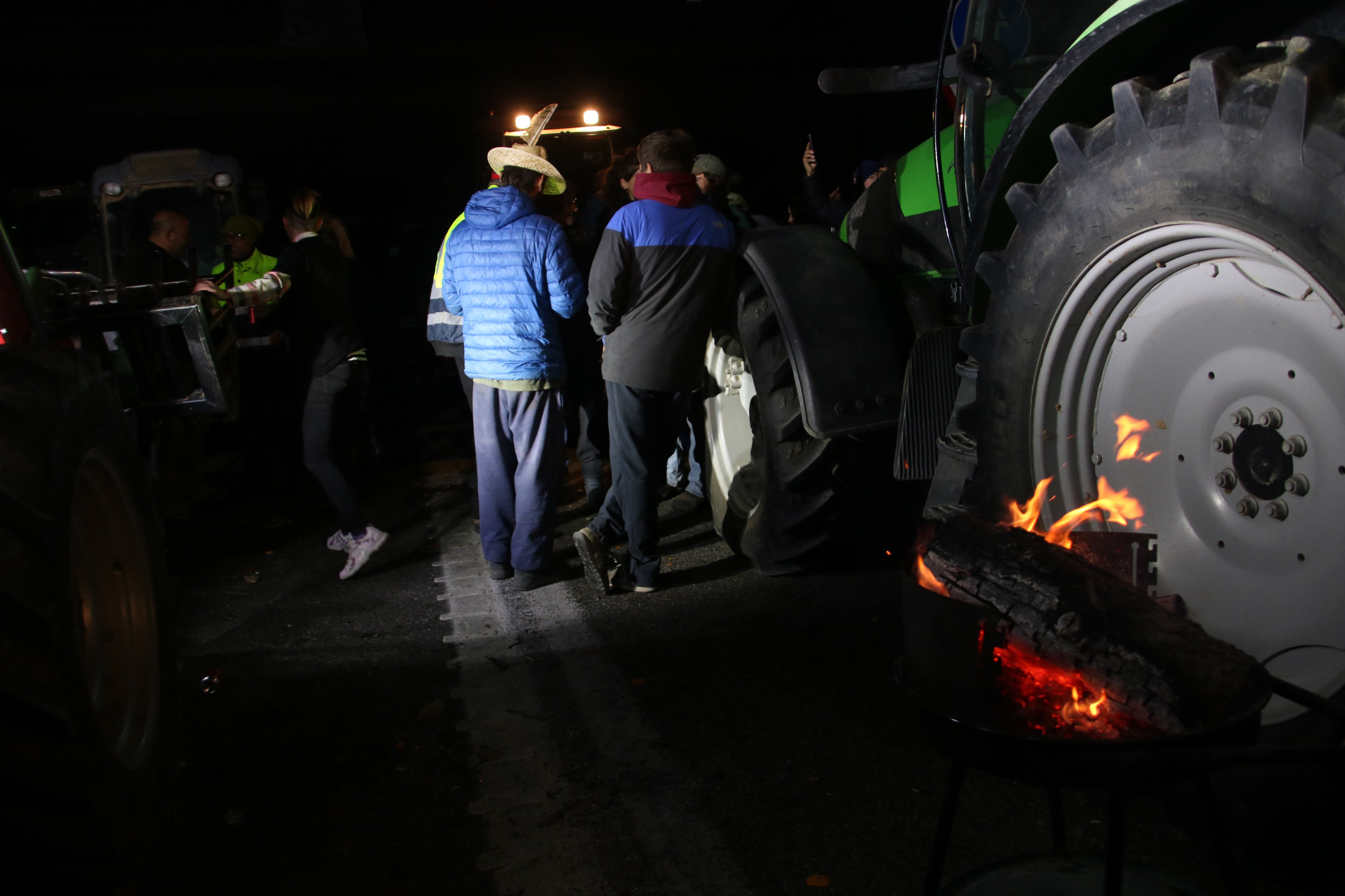 Protestes nocturnes dels pagesos: diverses carreteres tallades tota la nit