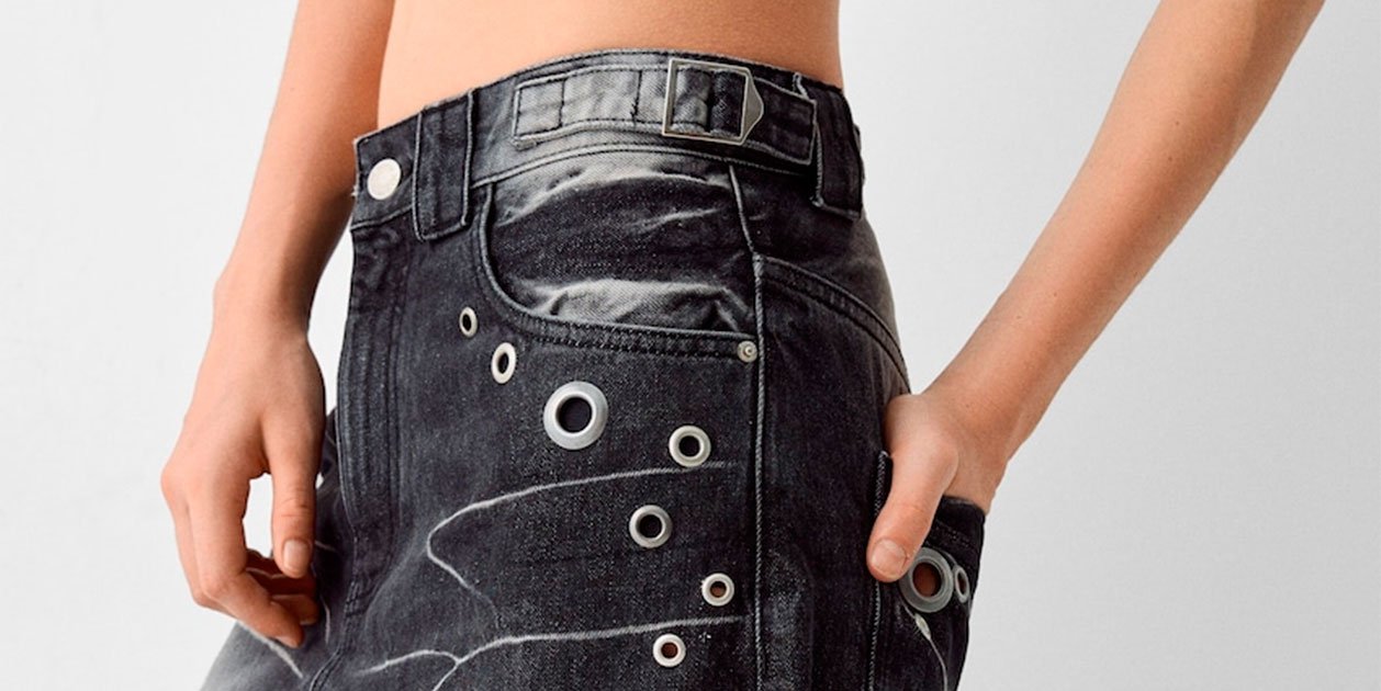 Estos son los jeans baggy degradados con agujeros metálicos que están comprando las modernas en Bershka