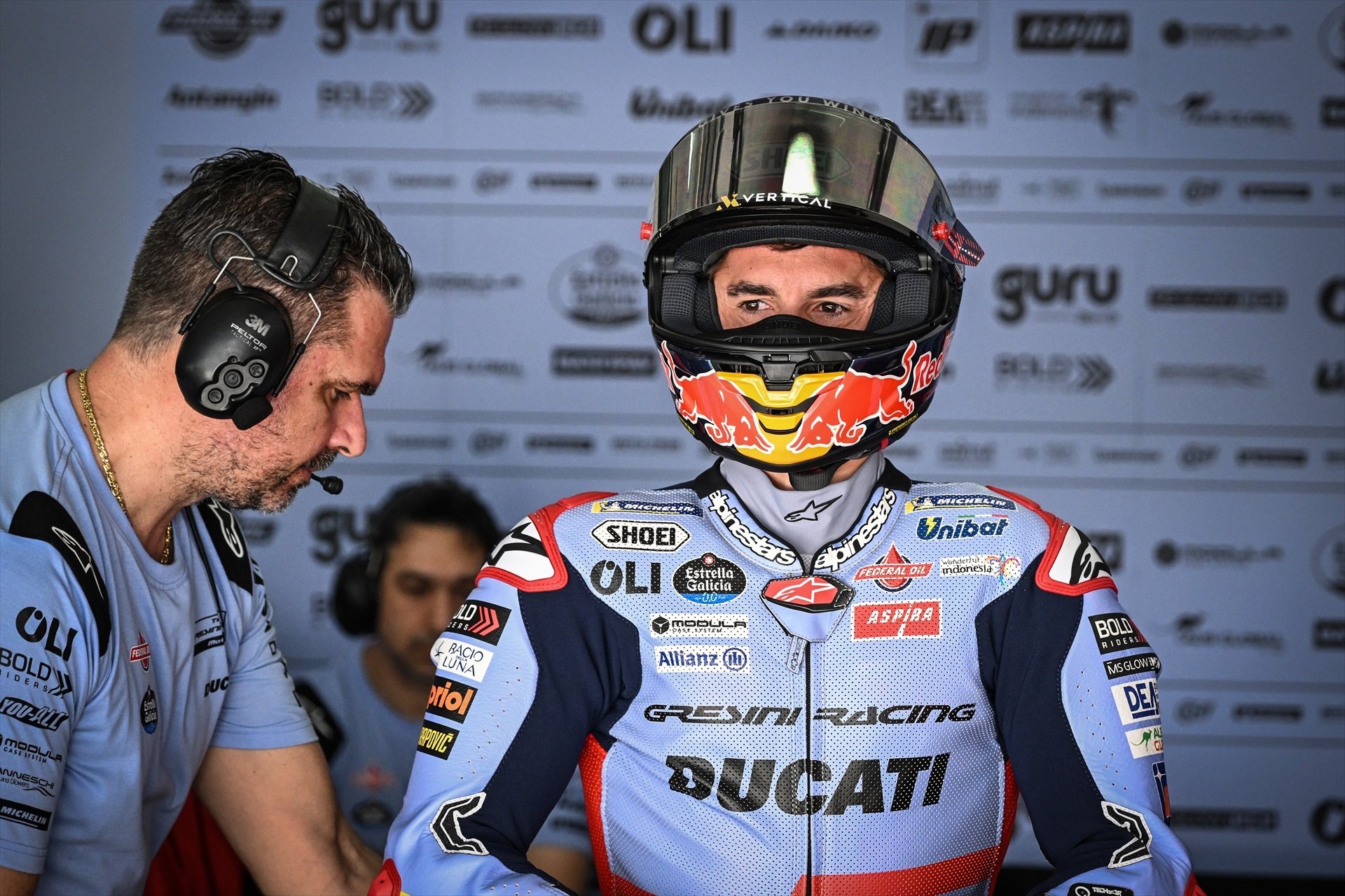 Gigi Dall'Igna, capo de Ducati, ignora Marc Márquez al box de Gresini