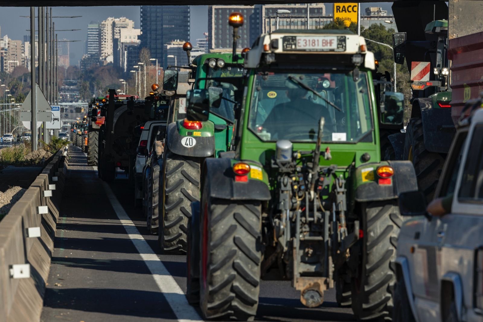 La tractorada en Barcelona: los agricultores ocupan la Gran Via, la Diagonal y la Meridiana