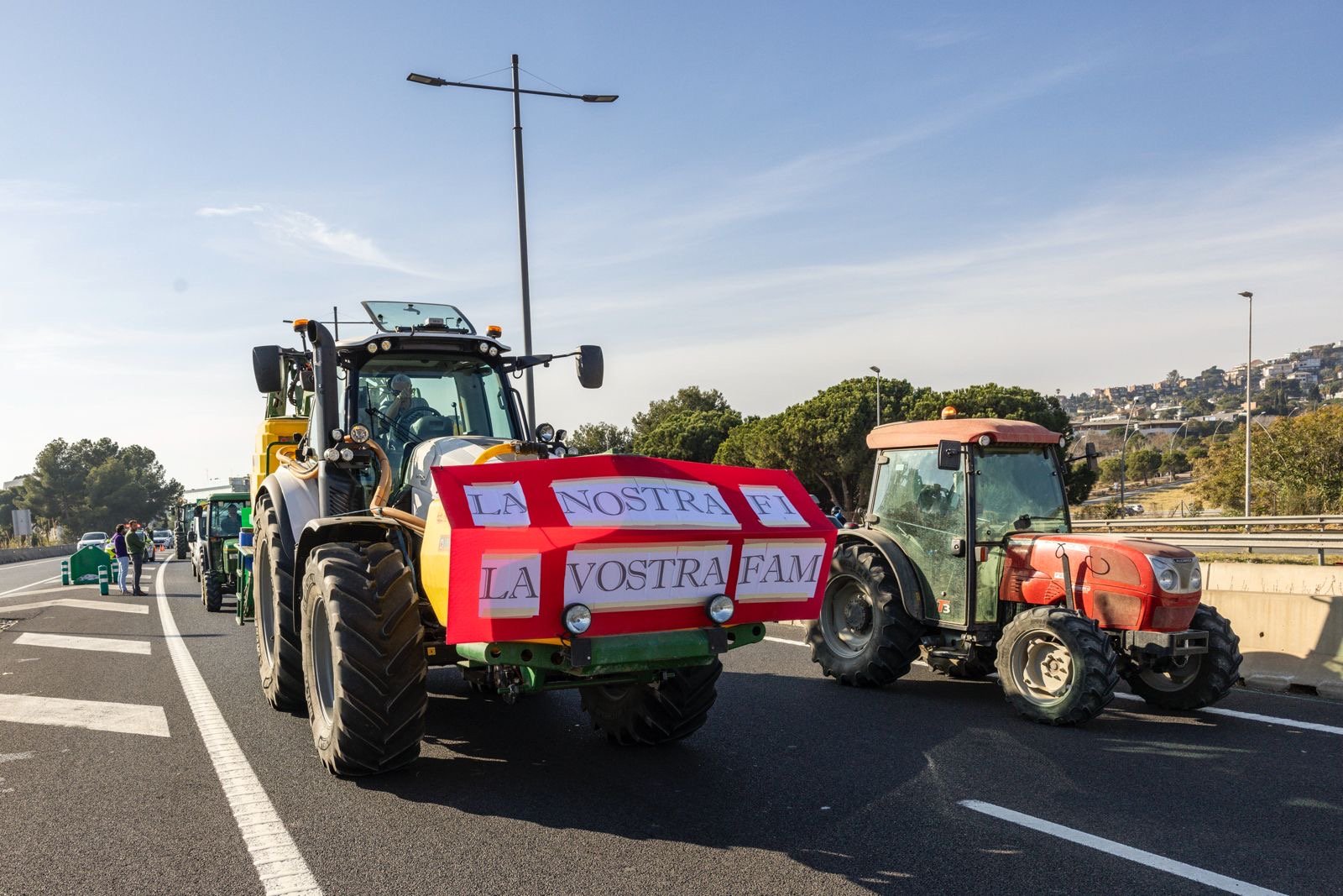 Pagesos tractors avinguda Diagonal Barcelona / Carlos Baglietto Pagesos tractors avinguda Diagonal Barcelona / Carlos Baglietto