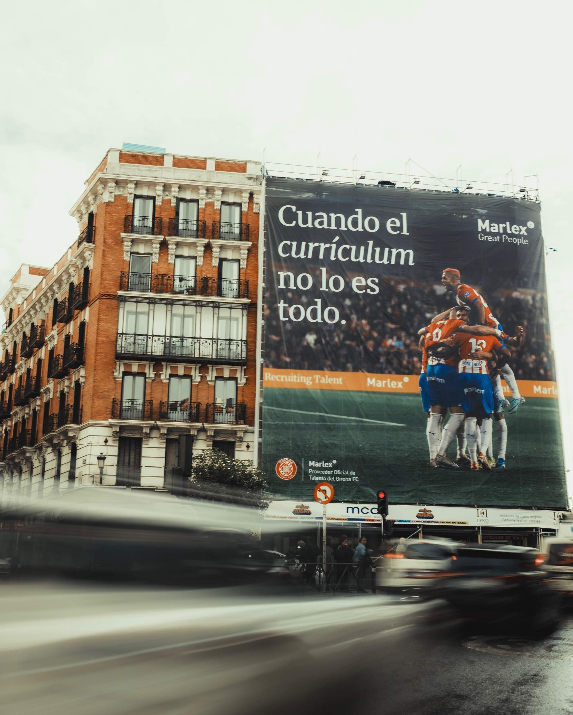 El Girona se reivindica con una pancarta gigante en Madrid a 4 días de su visita al Bernabéu
