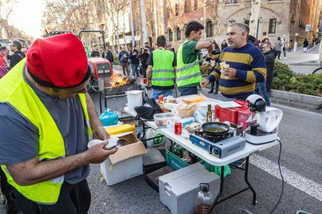 Pagesos tractors Barcelona, dinar / Carlos Baglietto Pagesos tractors Barcelona, dinar / Carlos Baglietto