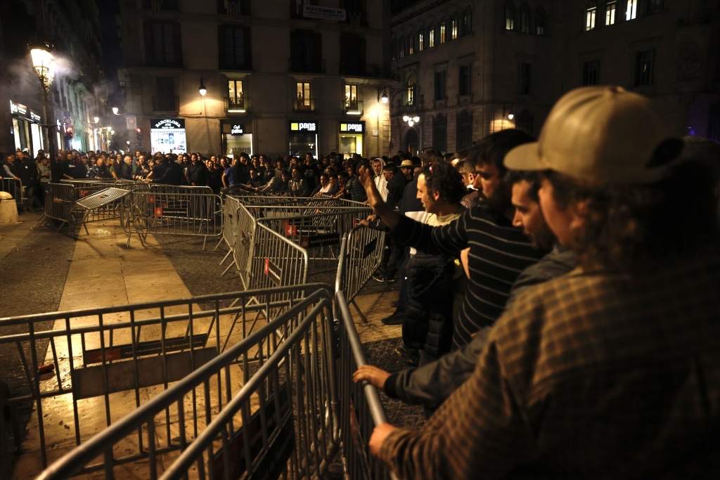 Los agricultores dejan en manos de asambleas comarcales decidir si pasan la noche acampados en Barcelona