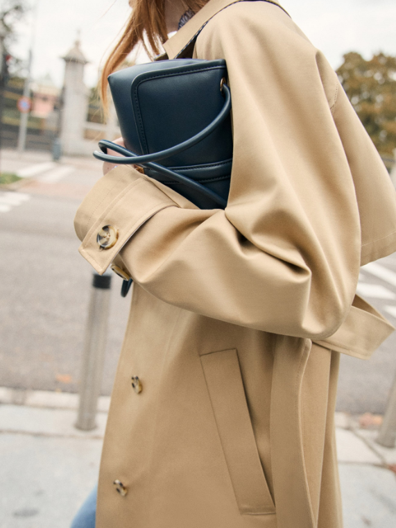 Al·lucinem amb el trench reversible amb ratlles que s'esgota a totes les talles a Sfera
