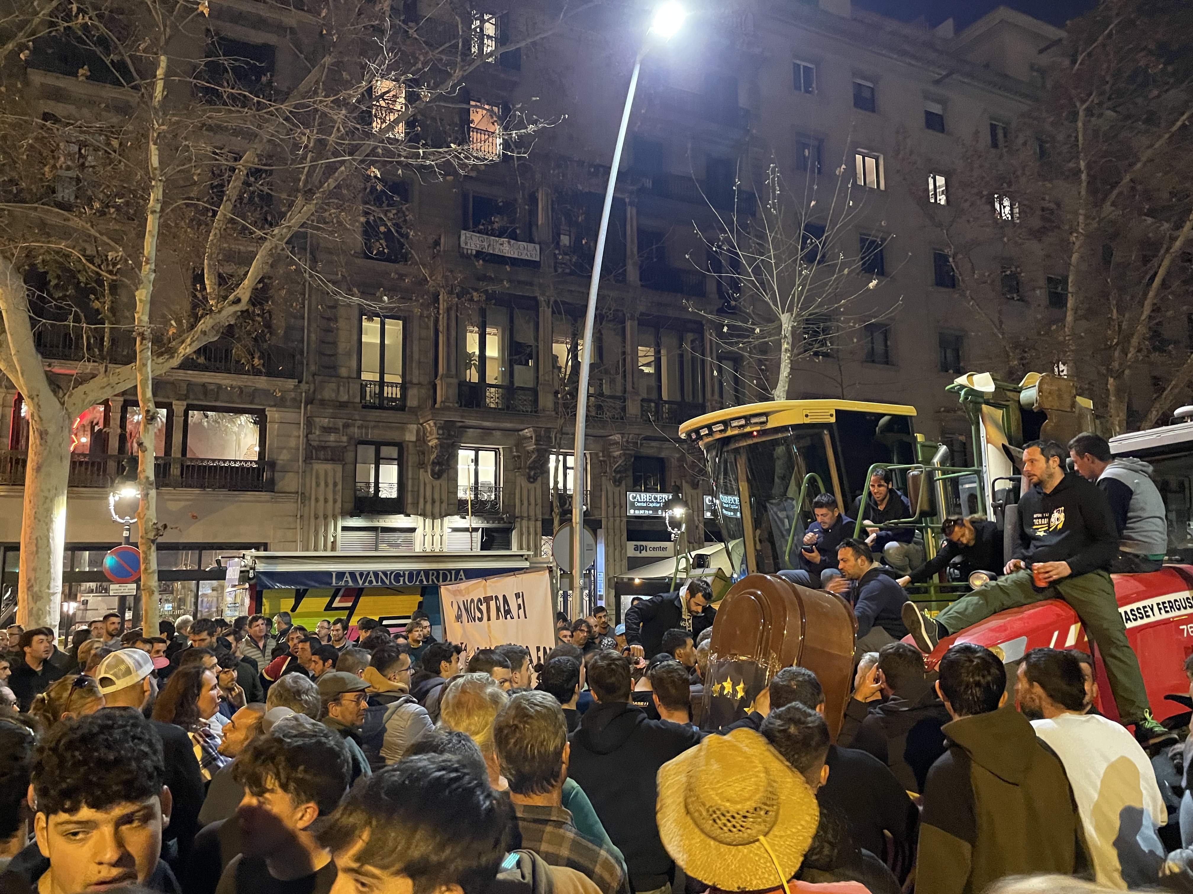 Centenares de agricultores pasan la noche en Barcelona después de la jornada de protestas