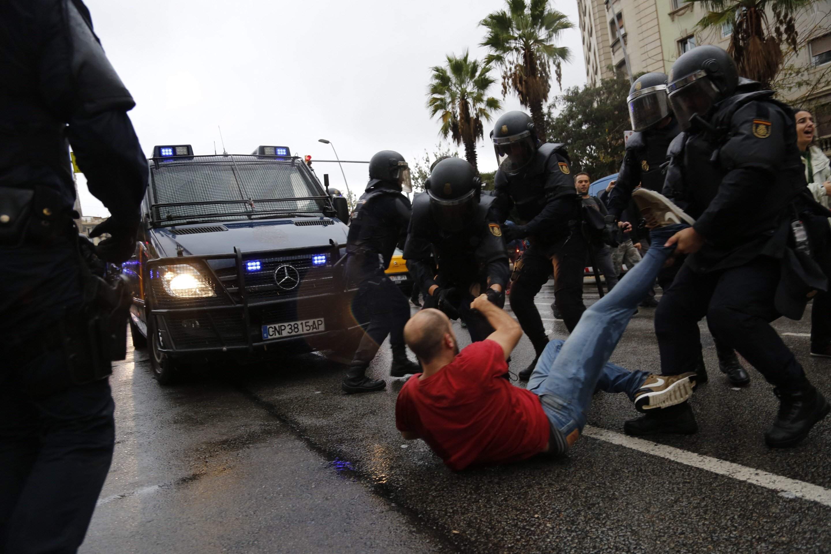 L'Audiència de Barcelona confirma que 46 policies espanyols aniran a judici per les càrregues de l'1-O