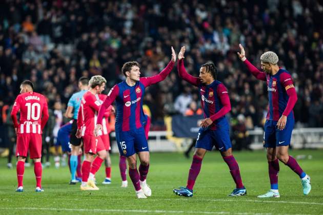 Andreas Christensen, Kounde y Araujo durante un partido del Barça / Foto: EFE