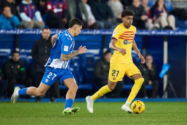 Lamine Yamal, conduciendo el balón durante el Alavés - Barça / Foto: Europa Press