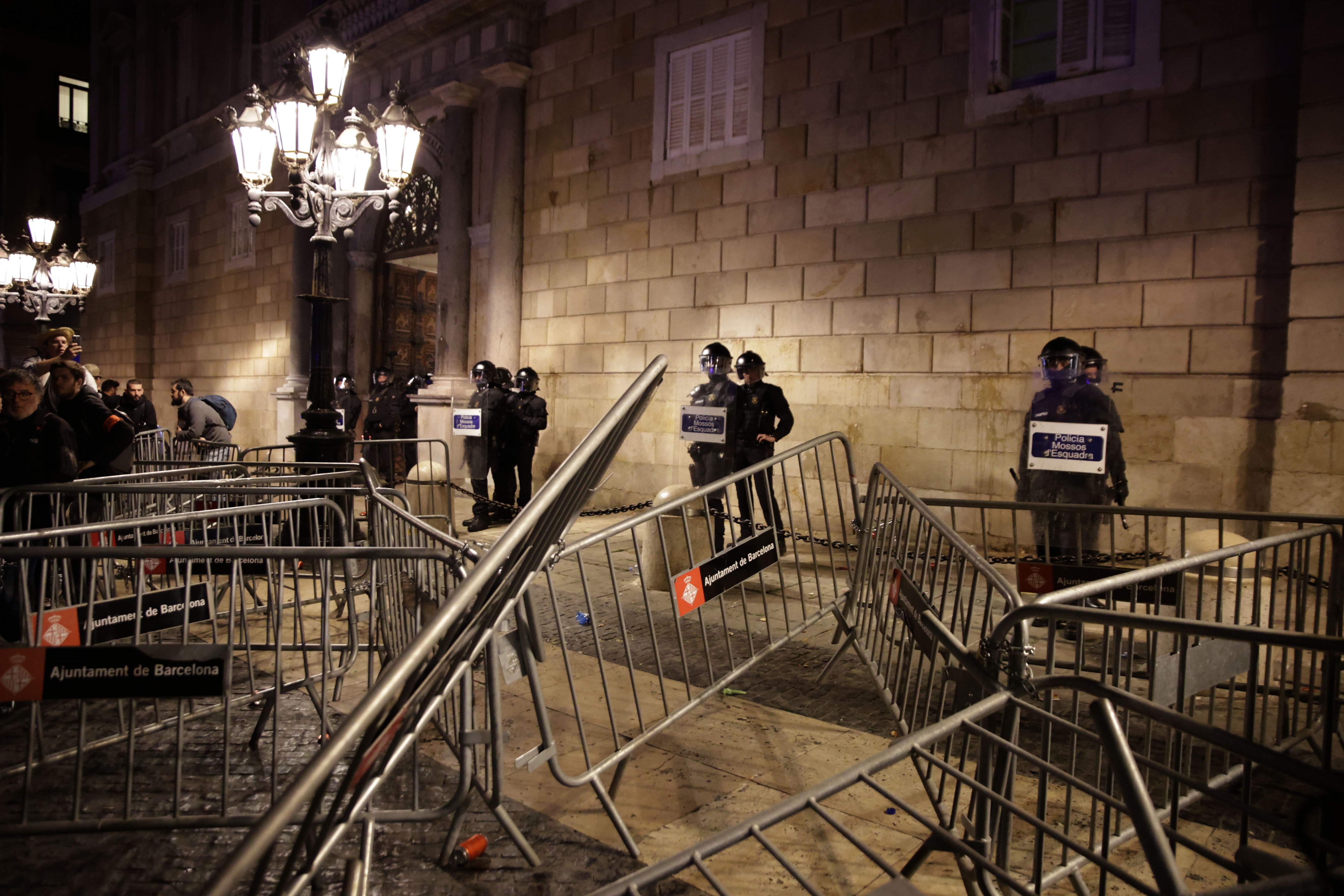 Agentes de la Brigada Móvil (Brimo) de los Mossos en las puertas del Palau de la Generalitat / EP