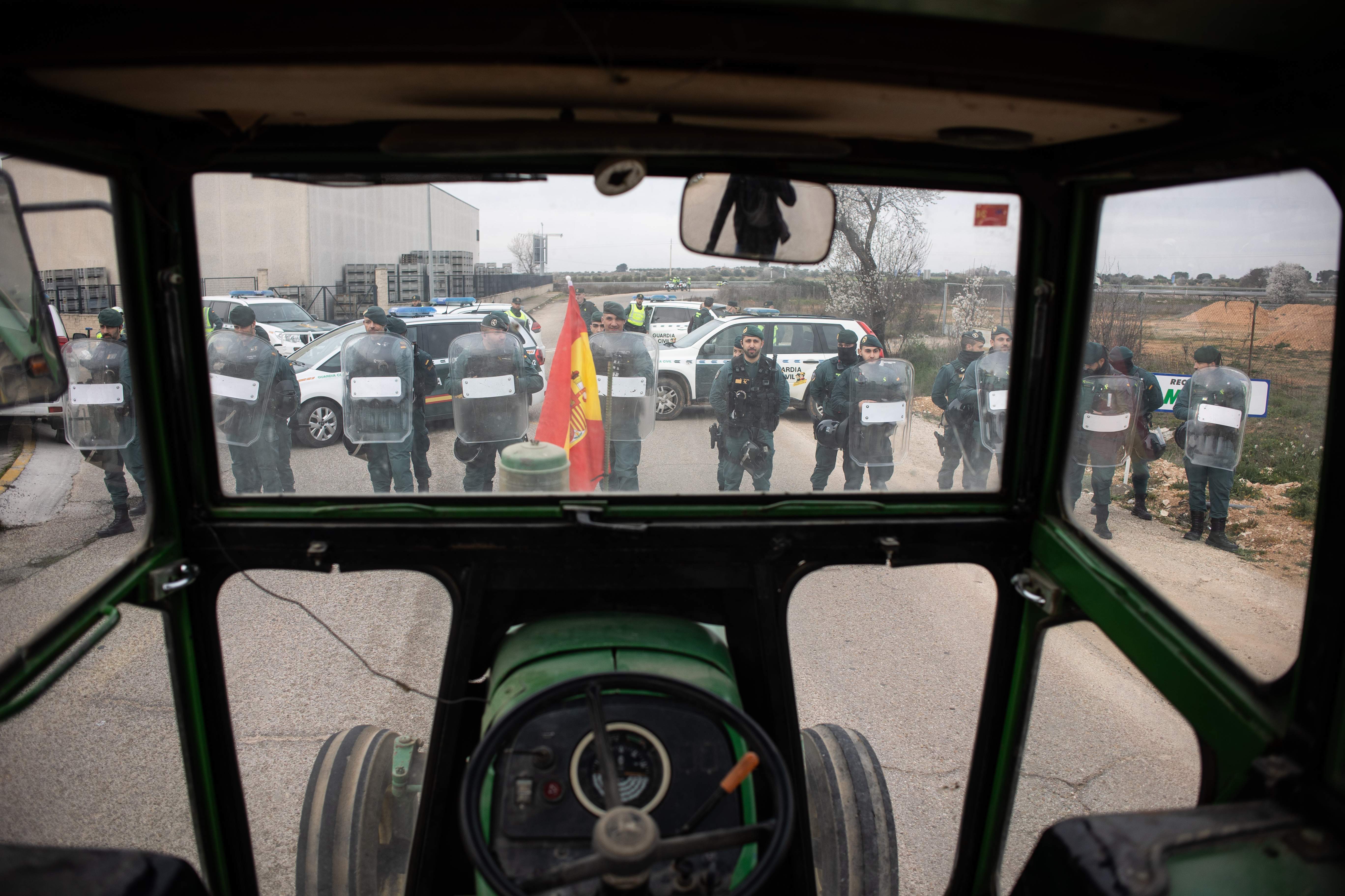 EuropaPress 5741303 agentes guardia civil frente agricultoras concentracion tractoras villarejo