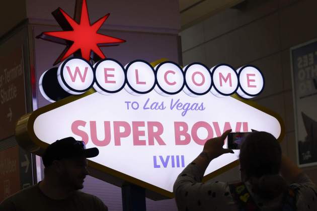 Aficionats obsreven un cartell de la Super Bowl 2024 a Las Vegas / Foto: EFE Aficionats obsreven un cartell de la Super Bowl 2024 a Las Vegas / Foto: EFE