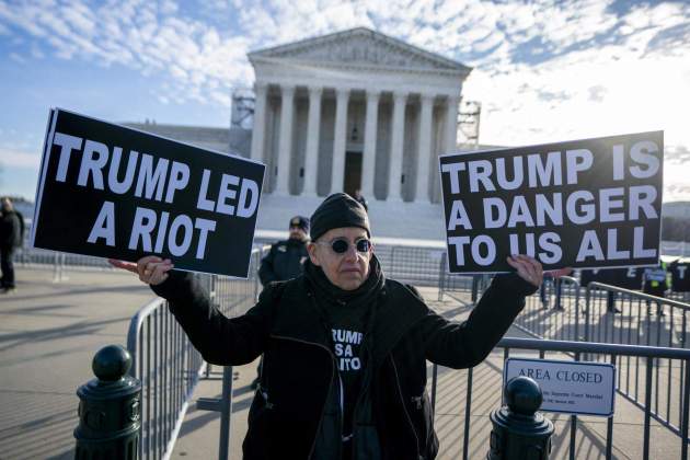 Manifestantes contra Trump ante el Tribunal SUprem de los EE.UU. / Foto: EFE