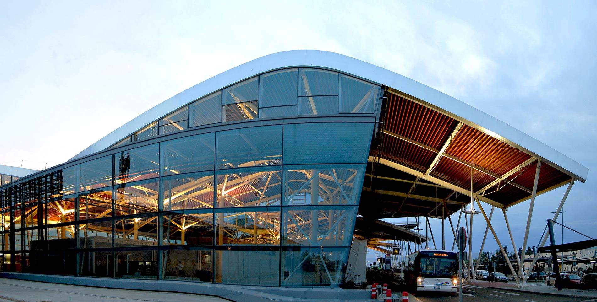 El Aeropuerto de Zaragoza, tercero de España en tráfico de mercancías, acecha a El Prat