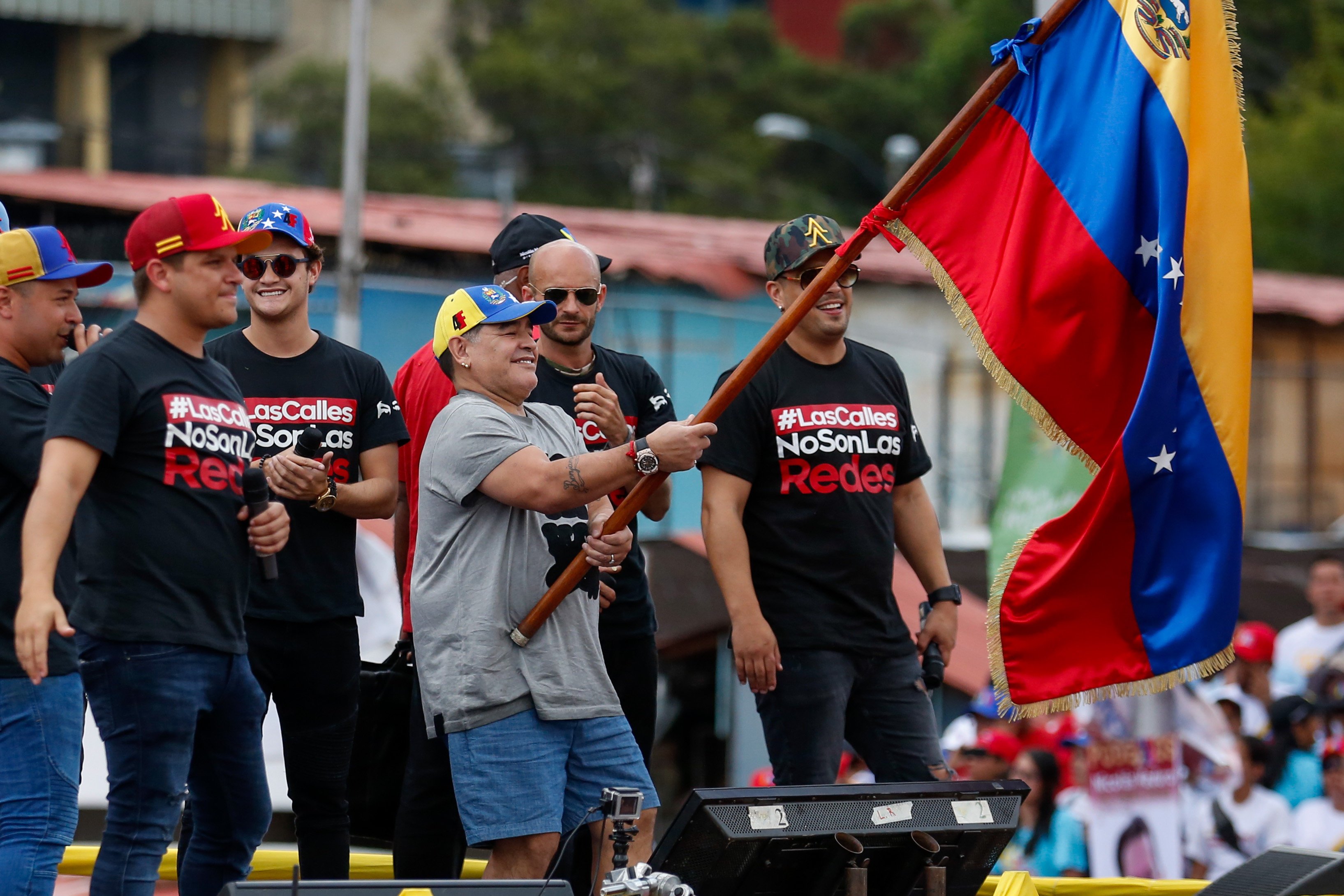 El bailoteo de Maradona en el cierre de campaña de Maduro