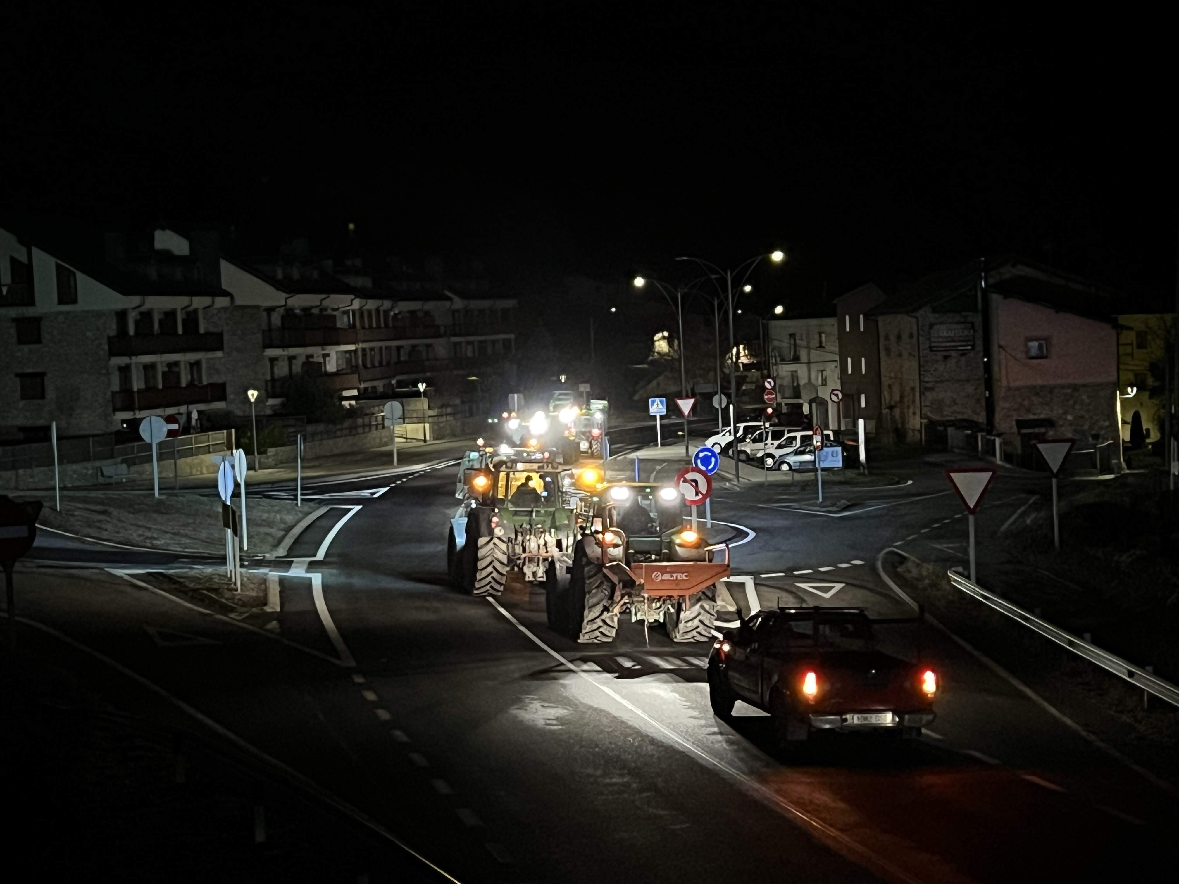 Los agricultores complican el tráfico en las carreteras que llevan a los Pirineos con marchas lentas