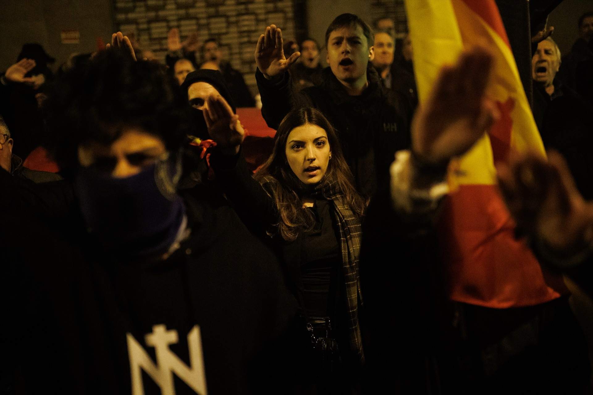 Centenares de falangistas cantan el 'Cara el sol' delante de la sede del PSOE en Ferraz