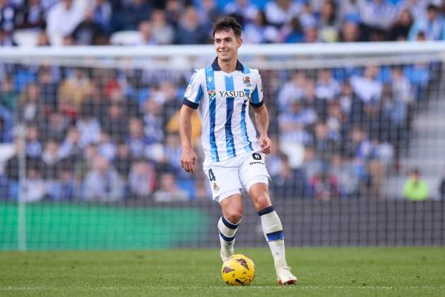 Martin Zubimendi, conduciendo el balón durante un partido de la Real Sociedad / Foto: Europa Press