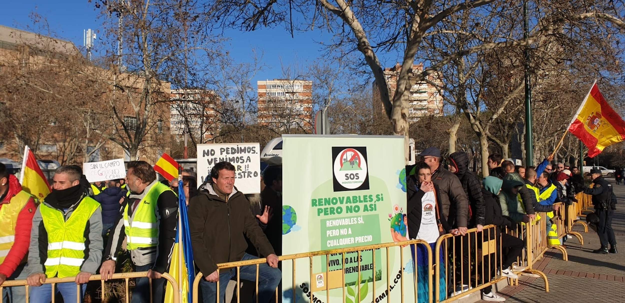 150 pagesos protesten a l'entrada dels Goya a Valladolid: "L'agenda 2030 enfonsa el camp"