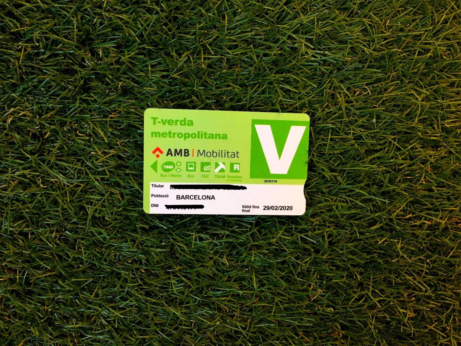 Barcelona regala tres anys de transport públic gratis si desballestes un cotxe sense etiqueta de la DGT