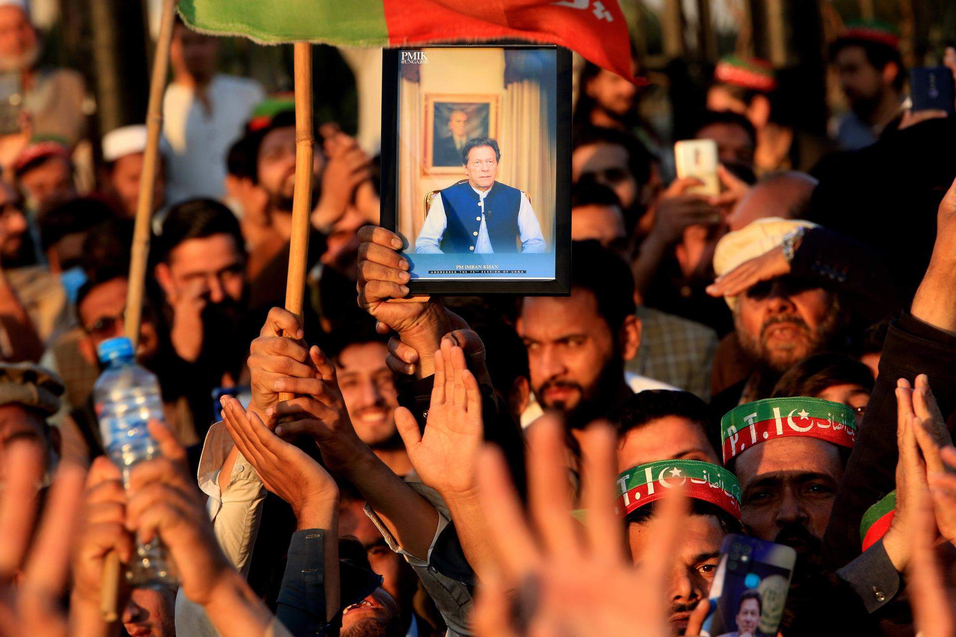 Agitació al Pakistan: l'empresonat Khan guanya les eleccions sense poder governar i atia els carrers