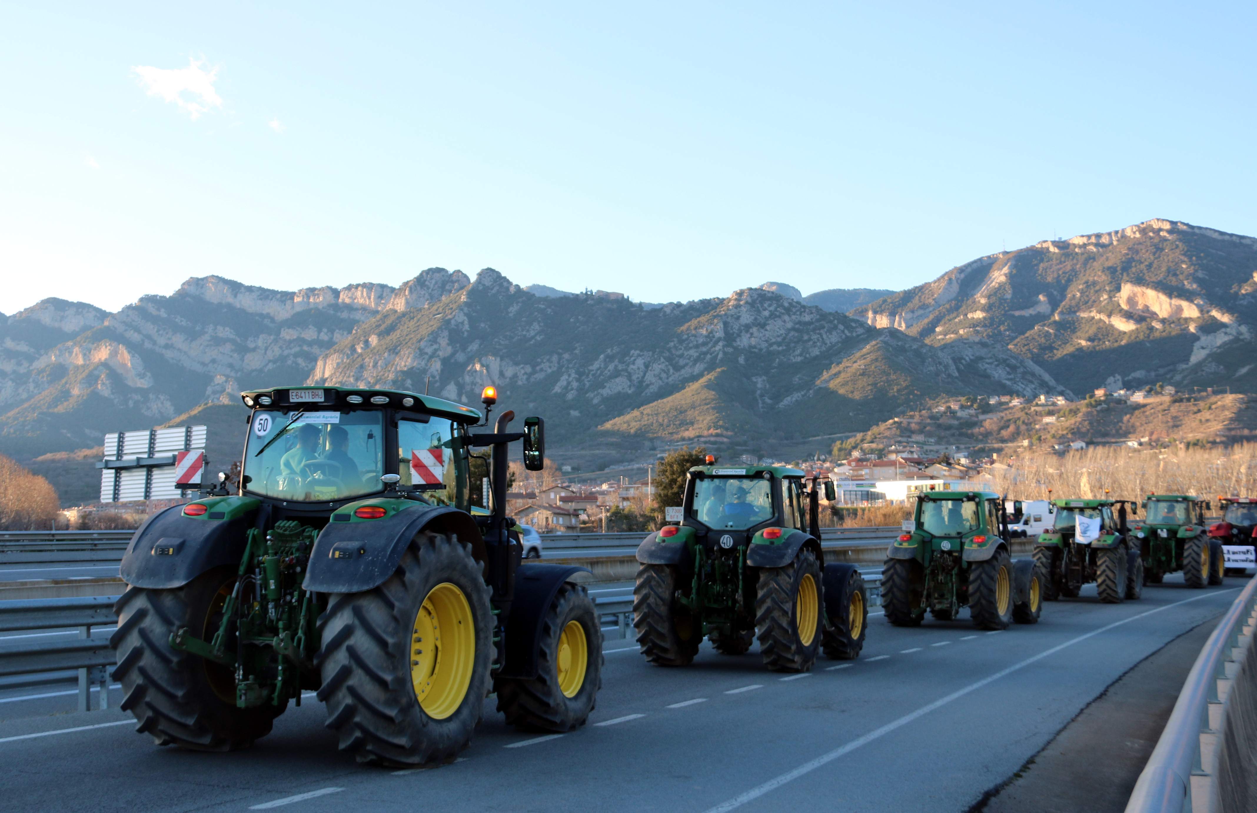 Los campesinos complican la operación retorno: marchas lentas en el Berguedà y el Urgell