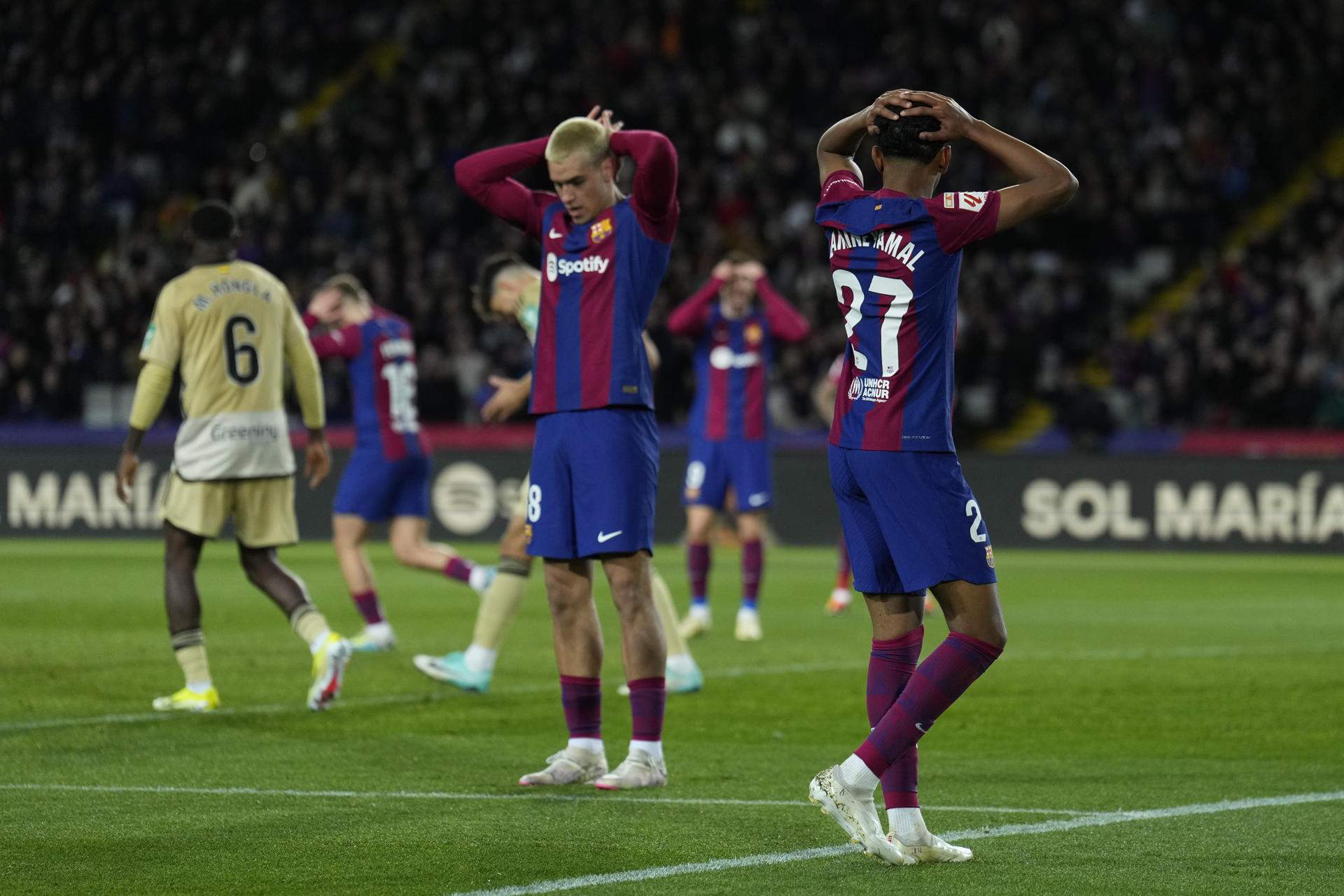 Lamine Yamal rescata un punto para el Barça en un partido loco ante el Granada (3-3)