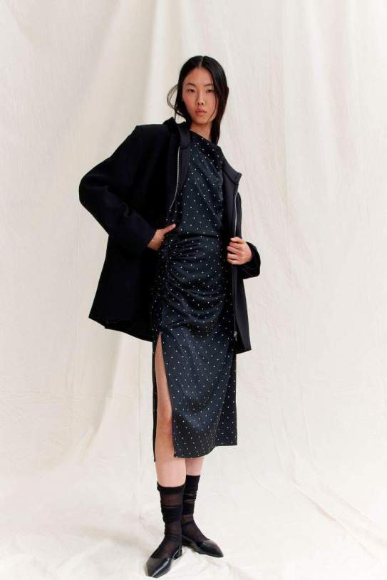 Vestido de satén con escote drapeado1