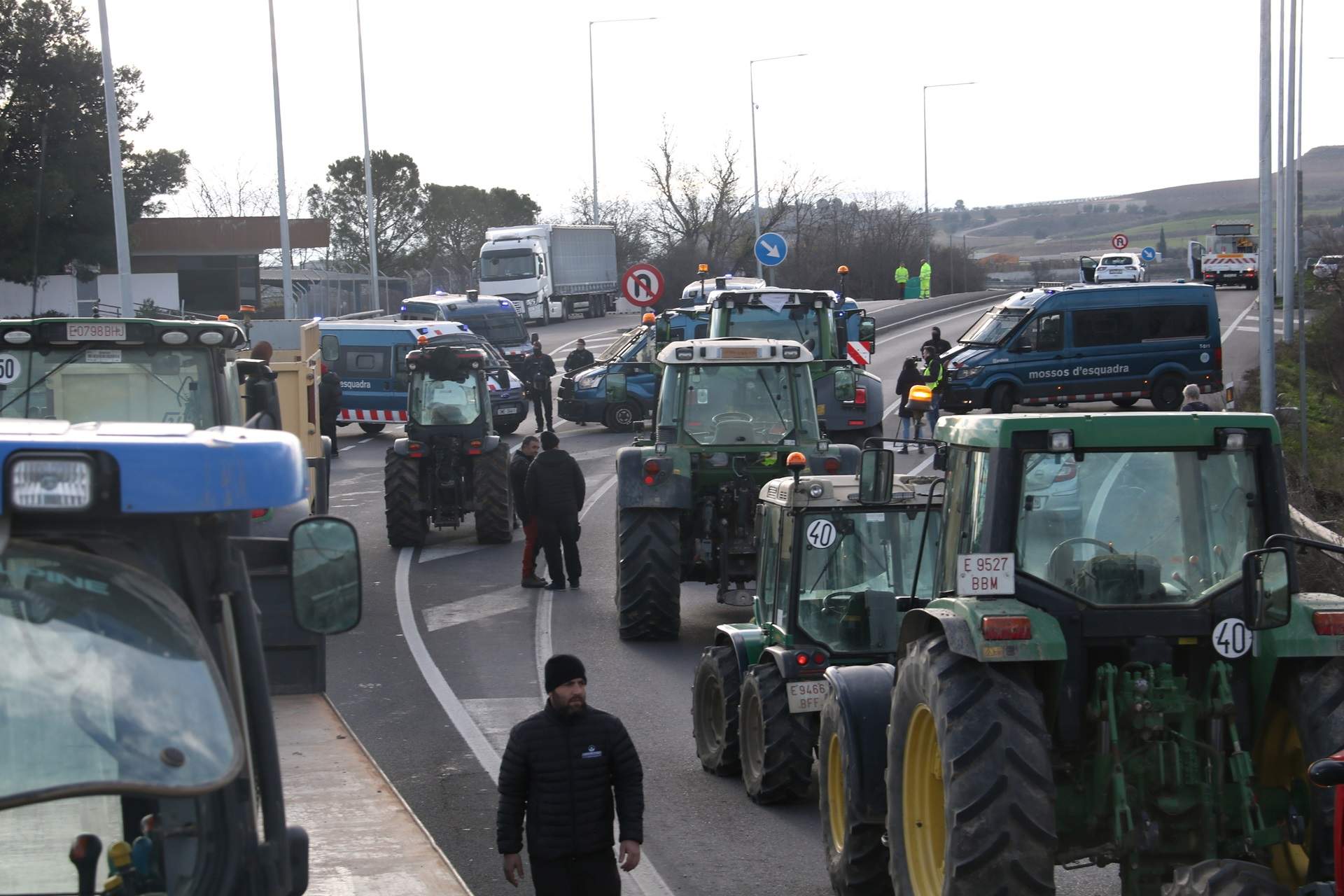 Los payeses cortan el A-2, el AP-2 y la C-14 en Lleida en una nueva jornada de protestas