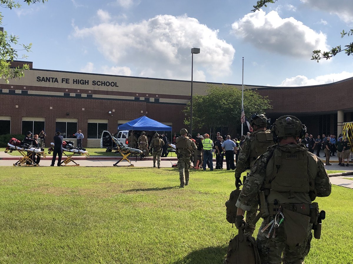 Un estudiant mata deu persones a una escola de Texas