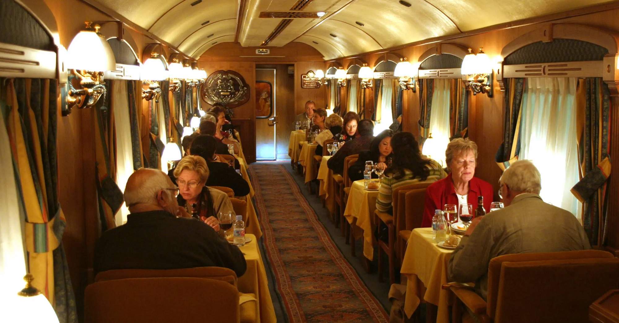 La comida de la Renfe a bordo de un tren que se sirve solo con los billetes más caros