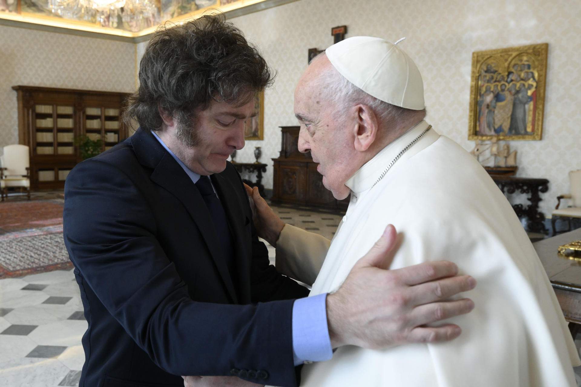Milei se reconcilia con el papa Francisco en el Vaticano después de tildarlo de "comunista" e "imbécil"
