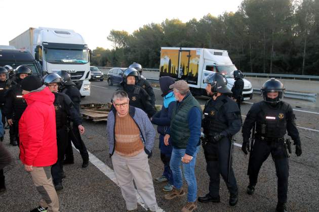 agentes mossos corte|trozo ap7 tractores foto acn agentes mossos corte|trozo ap7 tractores foto acn
