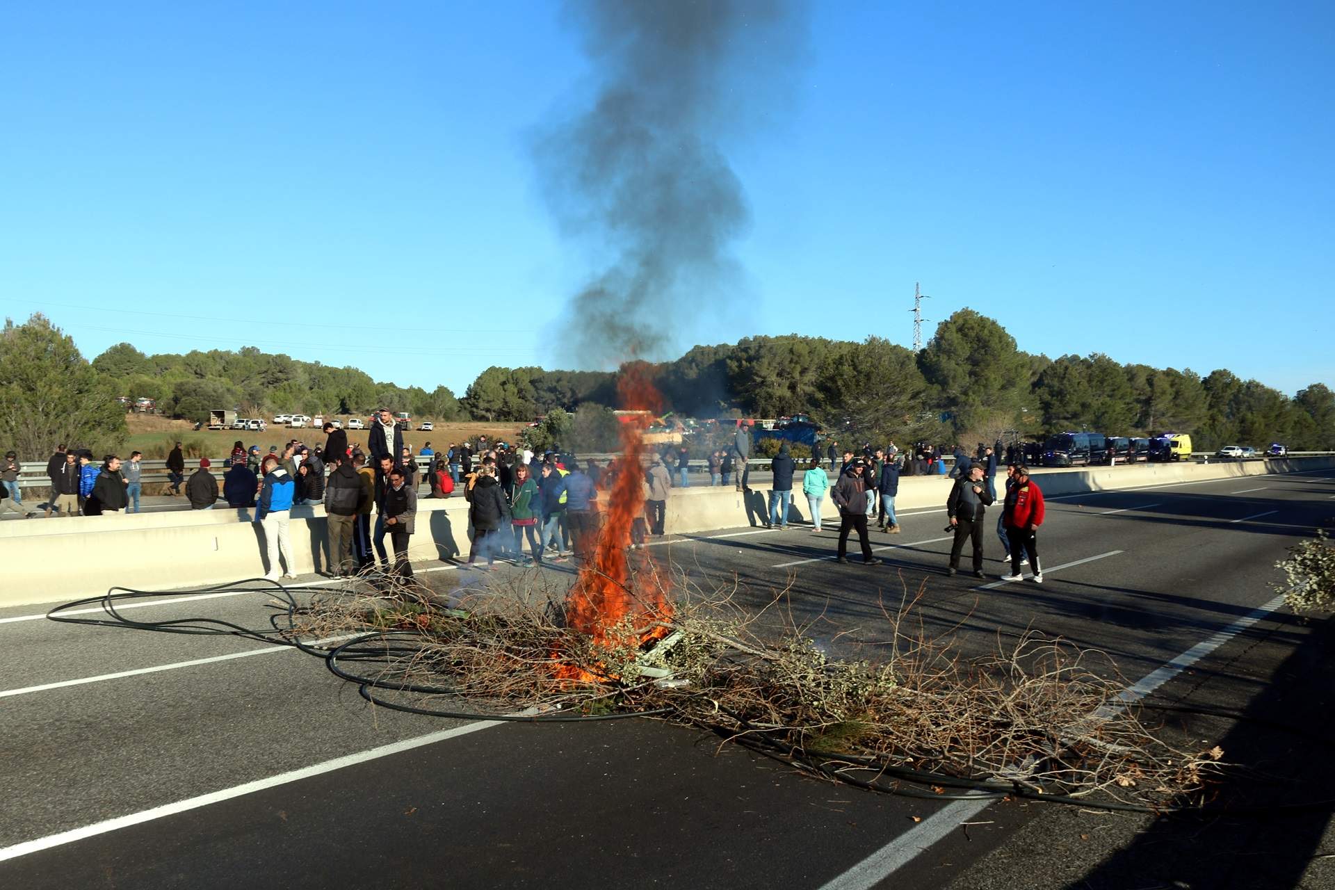Los agricultores cortan la AP-7 y bloquean accesos a Mercabarna y al puerto de Tarragona
