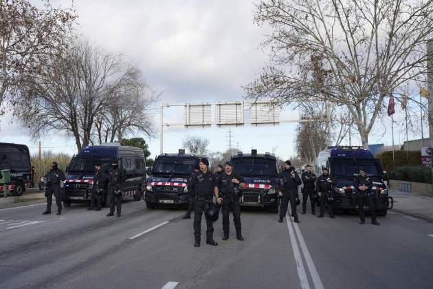 mossos de escuadra protesta tractores mercabarna foto paz de la calle mossos de escuadra protesta tractores mercabarna foto paz de la calle