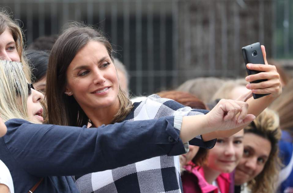 Letizia se grava en móvil GTRES Letizia se grava en móvil GTRES